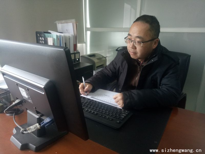 支部党员冯江涛排查学生实习情况