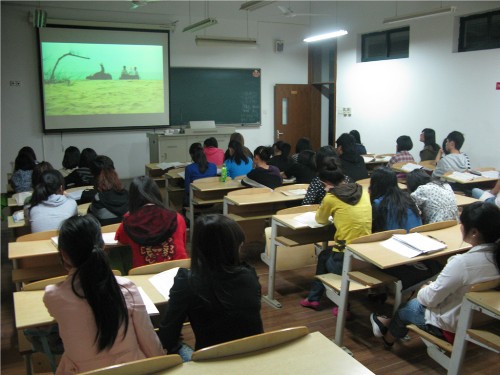 同学们观看电影《记者甘远志》